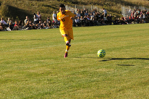Men's Soccer Drops Season Finale 4-3 in 2OT at Newbury
