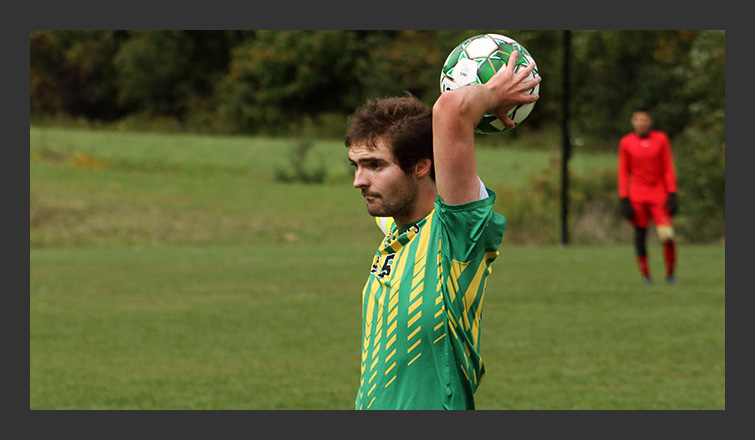 lee dennis throws in the ball