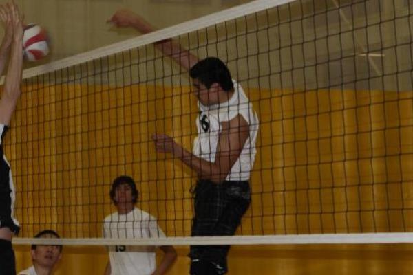 Men's Volleyball Follows Barahona to 3-0 Sweep at Lesley