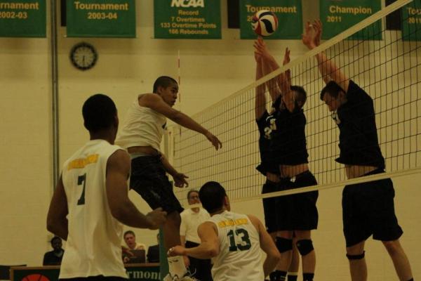 Men's Volleyball Downed at Endicott, 3-0