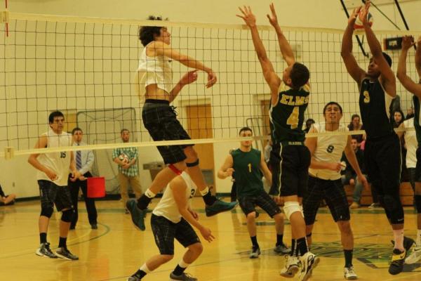 Men's Volleyball Hangs Tough for 3-2 Comeback Win Over Elms