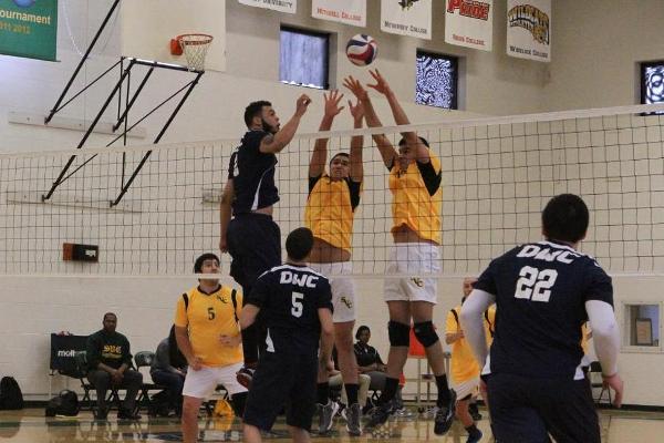 Men's Volleyball Knocks Off Daniel Webster 3-2 in Big NECC Tilt