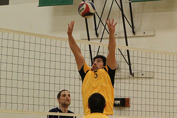 Elms Fends Off Men's Volleyball 3-2 in Conference Contest