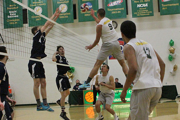 Endicott Clips Men's Volleyball 3-0 on Senior Night