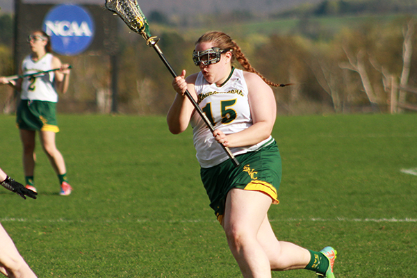 kristiana goldup runs with the ball