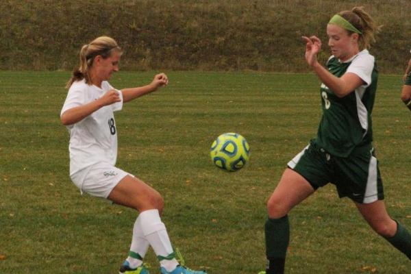 Women's Soccer Edged by Elms 2-1 in Final Two Minutes