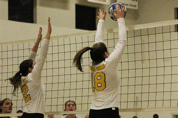 Women's Volleyball Sweeps Daniel Webster 3-0, Now .500 in NECC