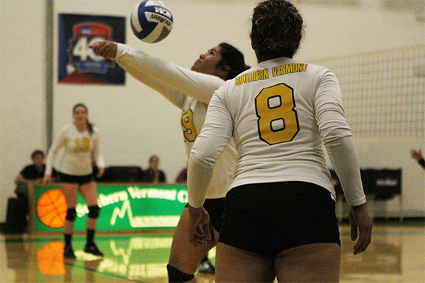 Women's Volleyball Slighted 3-2 at Elms in NECC Matchup