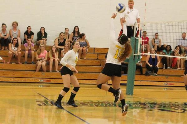 Women's Volleyball Takes Down Castleton (3-1), Lyndon State (3-2) to Sweep CSC Tri-Match