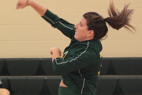 Women’s Volleyball Tallies First Win with 3-2 Triumph at Castleton